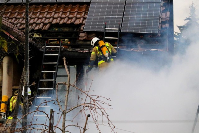 Pożar objął dom jednorodzinny, na dachu którego zamontowano panele fotowoltaiczne
