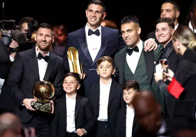 Lionel Messi ze swoimi trzema synami i kolegami z reprezentacji Argentyny –Emiliano Martinezem i Julianem Alvarezem podczas ceremonii Ballon d'Or 2023 w paryskim Theatre du Chatelet