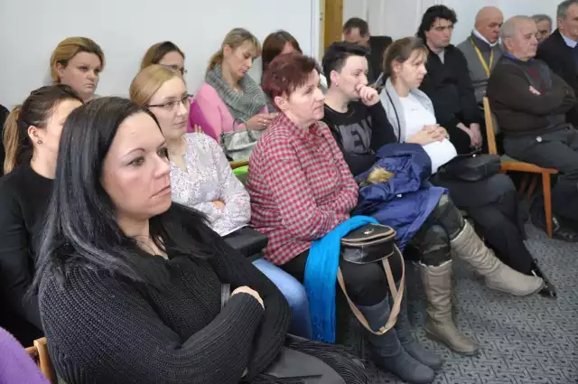 Rodzice uczniów z Kowali i Przedmościa na sesji rady miejskiej w Praszce.