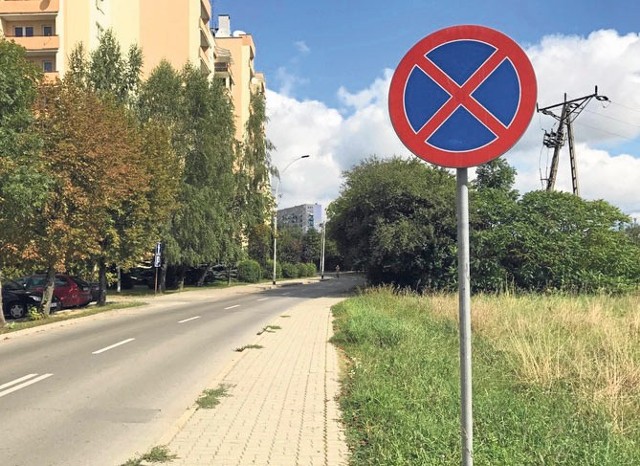 Znak zakazujący zatrzymywania się przy ul. Granicznej obowiązuje tylko po prawej stronie dla kierowców jadących w stronę centrum.
