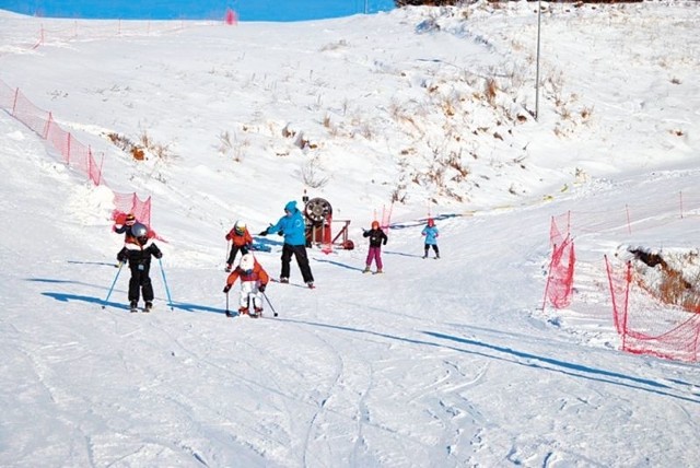 Mazurskie stoki, tak jak ten w miejscowości Okrągłe są idealne do nauki jazdy na nartach. Dla najmłodszych to nie tylko okazja do aktywnego wypoczynku, ale i świetna zabawa.