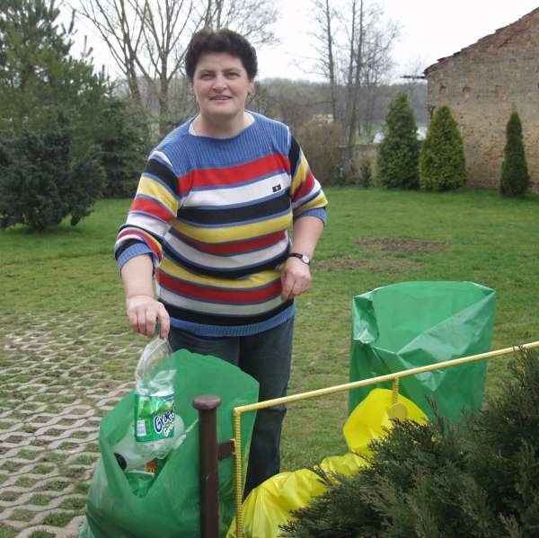 - Segreguję odpady, bo dzięki temu mniej płacę za wywóz śmieci - przyznaje Monika Czekała z Dzielowa.