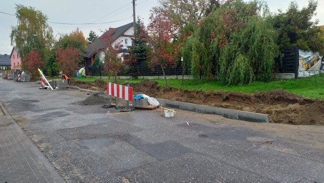 Roboty drogowe prowadzone są przy ul. Osnowskiej. Trwa wymiana nawierzchni na asfaltową z podbudową. Ponadto, powstaną chodnik z kostki brukowej na całej długości po lewej stronie jezdni oraz ograniczniki prędkości - przy istniejącym placu zabaw.Na realizację tej inwestycji miasto pozyskało 714.352 złotych z Funduszu Dróg Samorządowych. Tych funduszy wystarczy na pokrycie niespełna 60 proc. kosztów modernizacji drogi.Utrudnienia na ul. Osnowskiej potrwają do 12 grudnia.