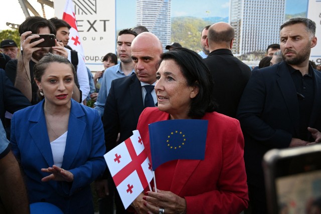 Urodzona we Francji w rodzinie emigrantów, Salome Zurabiszwili była szefową dyplomacji za czasów prezydentury Micheila Saakaszwilego. Później przeszła do opozycji, jako jeden z wielu prozachodnich polityków, którzy jednak skłócili się z Saakaszwilim. Objęła urząd prezydenta Gruzji w 2018 roku dzięki poparciu Gruzińskiego Marzenia i jej założyciela Bidziny Iwaniszwilego.