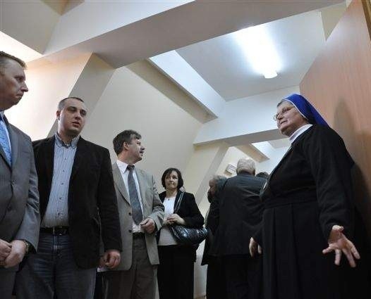 Siostra Aldona pokazała odnowione poddasze radnym gminy Dobrzeń Wielki, którzy spotkali się tu na ostatniej sesji.