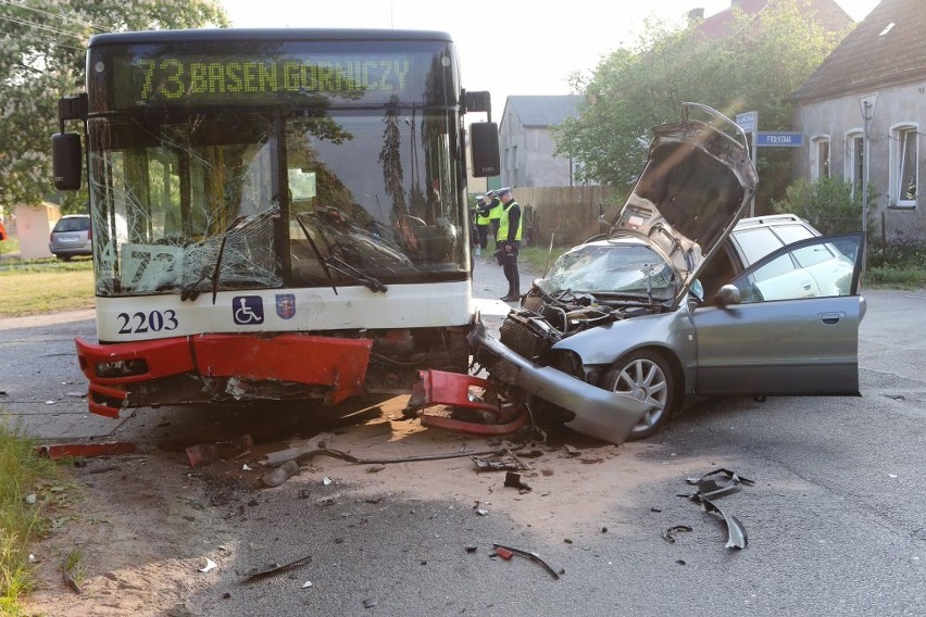 Wypadek autobusu i dwóch aut w Wielgowie. 10 osób jest rannych