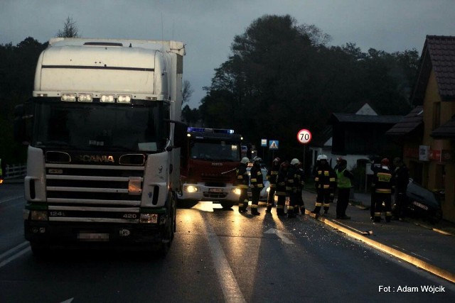 Dwie osoby zostały zabrane do szpitala po zderzeniu auta osobowego z ciężarówką w Czartkowie na krajowej drodze nr 6. Do wypadku doszło w czwartkowy wieczór na krajowej "szóstce" w Czartkowie (gmina Rymań) na skrzyżowaniu z drogą powiatową. Zderzyły się tu ciężarówka i osobowe audi. Dwie osoby podróżujące samochodem osobowym zostały zabrane przez karetkę pogotowia do szpitala. Okoliczności zderzenia ustala policja. 