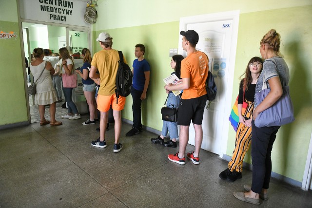 Kolejka w przychodni przy ul. Kórnickiej liczyła w czwartek około 30 osób.