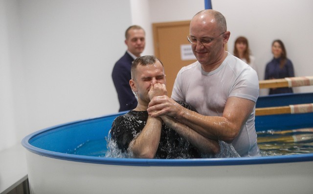 Przez dwa dni w G2A Arena w Jasionce trwał kongres świadków Jehowy.  Ważnym punktem spotkania był chrzest.