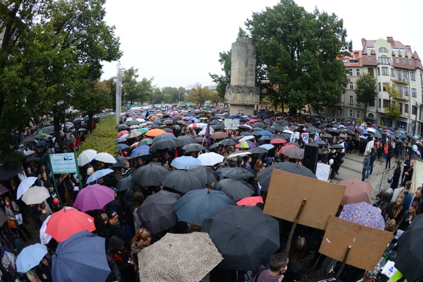 2016 rok, Czarny Protest w Zielonej Górze przyciągnął...