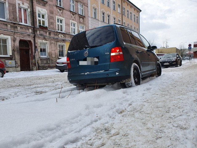 Wkrótce zieleńce zostaną oddzielone słupkami. Wjazd będzie niemożliwy