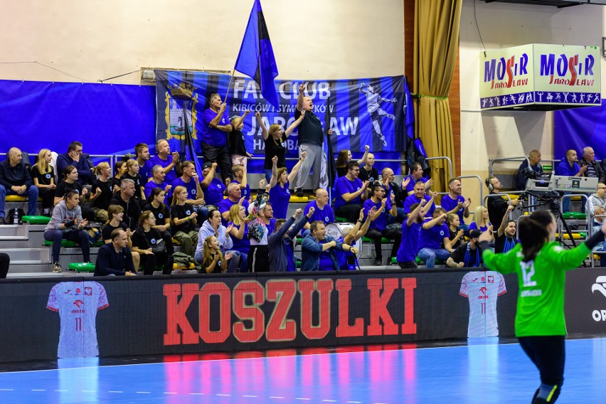 Handball JKS Jarosław (czarne stroje) przegrał z ekipa z...