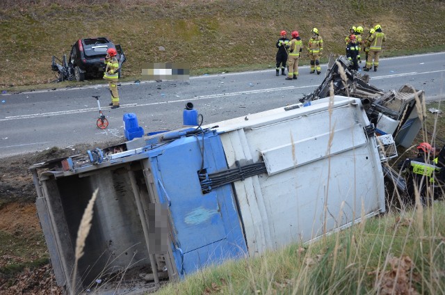 Śmiertelny wypadek na Dolnym Śląsku. 13 stycznia na DW 384 w wyniku zderzenia czołowego zginęły trzy osoby, dwie kolejne zostały poważnie ranne. Na miejscu lądował śmigłowiec LPR. Zablokowana jest droga w okolicach Dzierżoniowa. Policja kieruje ruchem.