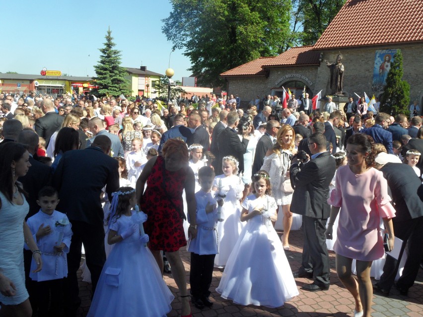 Pierwsza komunia święta w parafii Nawiedzenia NMP w...