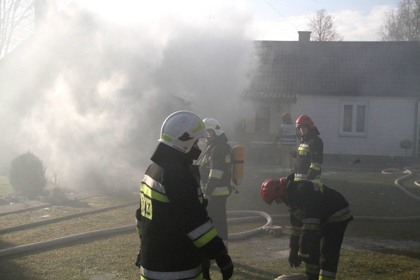 Radlin, gmina Górno. Pożar butli z gazem w domu mieszkalnym, jedna osoba ranna [ZDJĘCIA]