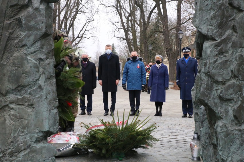 Przed pomnikiem Armii Krajowej w Kielcach, od lewej: Andrzej...