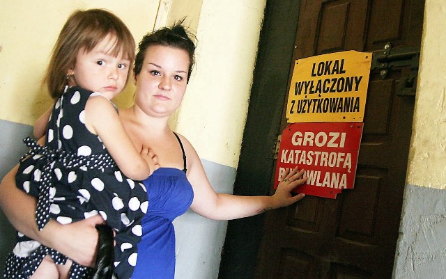 Mieszkanki WłocławkaBez prądu, bez wody, tu, przy Cygance, nie dało się żyć -  mówi Monika Górczyńska (na zdjęciu z córką Wanesą). - Musieliśmy zamieszkać u rodziny. Czekamy na lokal socjalny.