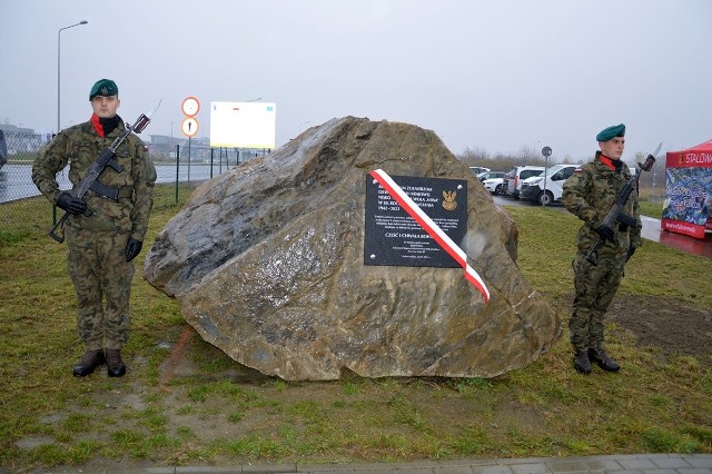 Olbrzymi głaz z tablicą przypomina o roli Armii Krajowej w walce z hitlerowskimi Niemcami