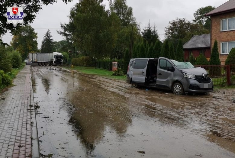 Śmiertelny wypadek w powiecie zamojskim. Naczepa ciężarówki uderzyła w busa. Nie żyje 27-latek