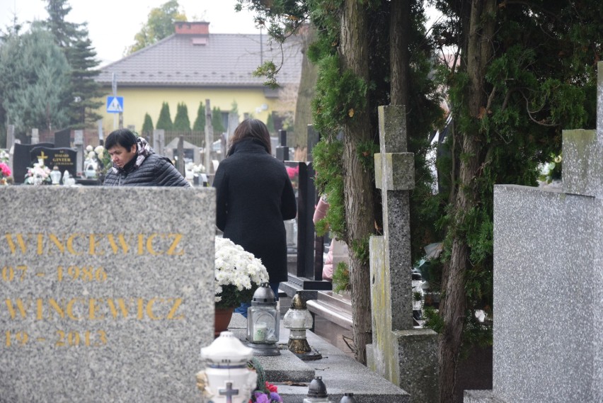 Przed dniem Wszystkich Świętych w Białobrzegach mieszkańcy porządkują groby bliskich na cmentarzach - zobacz zdjęcia