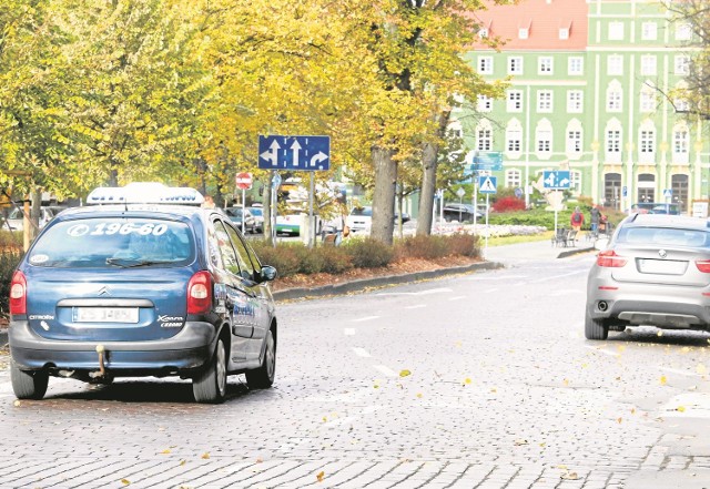 To w tym miejscu gubią się kierowcy. Część  jedzie po staremu, czyli zajeżdża pasy ruchu prawidłowo jadącym kierowcom