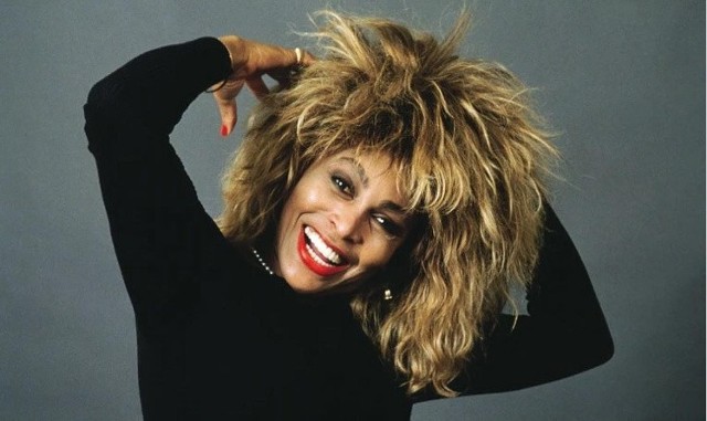 Nie żyje Tina Turner. Legenda sceny muzycznej zmarła w wieku 83 lat. Uznawana jest za jedną z najbardziej utytułowanych artystek na świecie. I choć zrobiła spektakularną karierę, to w młodości życie jej nie oszczędzało. Znęcający się mąż, śmierć syna, choroba. Na szczęście Tina Turner znalazła szczęście u boku Erwina Bacha, który był z nią aż do śmierci. Wspaniały głos, niespotykana uroda, piękne nogi i piosenki, które znają wszyscy! Tina Turner zrobiła wiele dla świata muzki!Zobaczcie, jak w młodości wyglądała Tina Turner. Od zawsze zachwycała talentem i urodą!Szczegóły na kolejnych slajdach >>> 