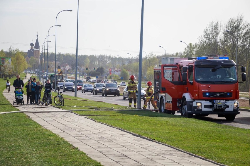 Białystok. Pożar na ul. Jana Pawła II w okolicach sklepu Decathlon. Trzy zastępy zostały wysłane do palących się traw (ZDJĘCIA]