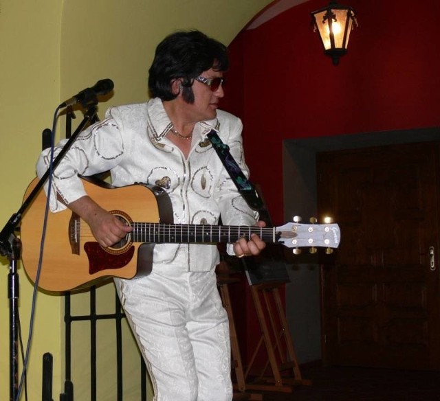 Jedna z czterech twarzy Janusza Hryniewicza: Elvis Presley.	