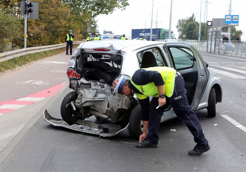 Wypadek na ul. Gdańskiej. Autobus zderzył się z osobówką 