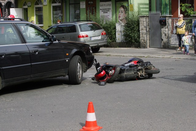 Do zdarzenia doszło po godz. 20.00. Kolizja nastąpiła na wysokości skrzyżowania ulic Słonecznej i Bydgoskiej. Kierowca VW rozpoczął manewr wyprzedzania skutera przed skrzyżowaniem. Na wysokości skrzyżowania doszło  do kolizji z osobowym volvo. Tak szaleli na drogach w regionie. To cud, że ludzie przeżyli! [wideo - Program Stop Agresji Drogowej]