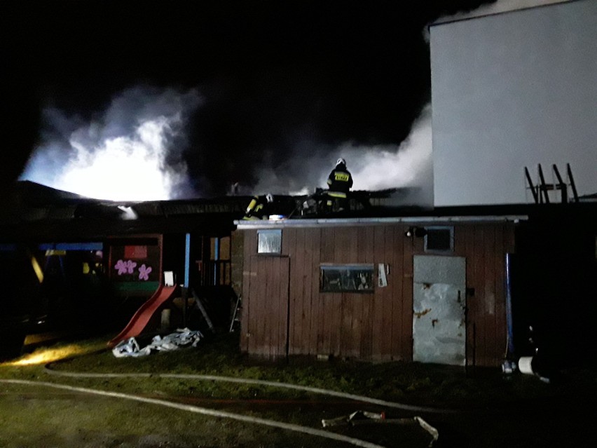 Pożar hurtowni elektrycznej w Tuszynie. 16 zastępów straży pożarnej w akcji ZDJĘCIA