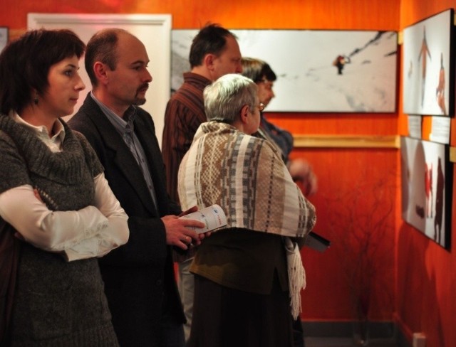 Wernisaż wystawy zdjęć "14 najważniejszych spraw w życiu&#8221; w tarnobrzeskiej Galerii Po Schodach cieszył się ogromną popularnością.