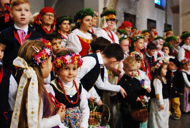 W Bytomiu-Rozbarku święcili pokarmy wielkanocne w strojach regionalnych