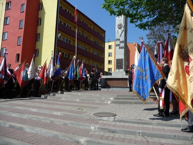 Po mszy uczestnicy uroczystości przemaszerowali pod Pomnik Niepodległości znajdujący się przy ul. Konstytucji 3 Maja.