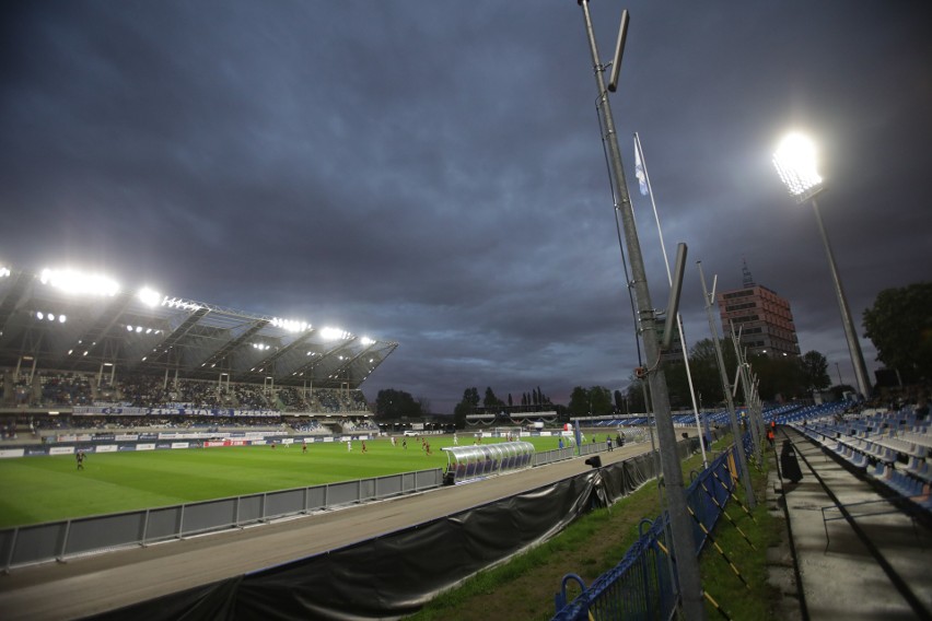 2193 kibiców na pojawiło się w rozświetlonym Stadionie...