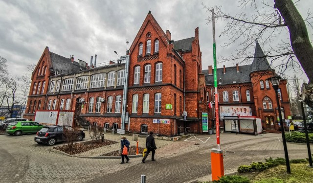 W związku z zakazem odwiedzin, który obowiązuje w Kujawsko-Pomorskim Centrum Pulmonologii w Bydgoszczy, lecznica  wprowadziła nowe zasady przekazywania rzeczy pacjentom i ich odbioru.