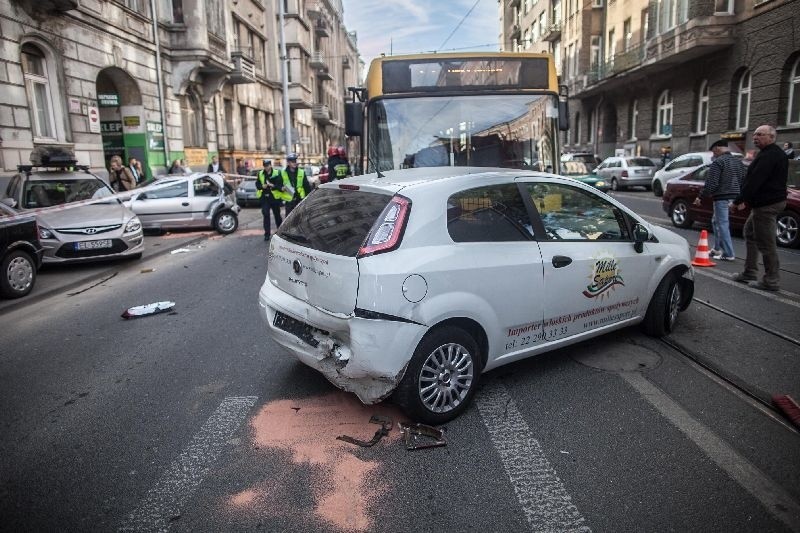 Karambol na Narutowicza. RANNI. Policja i pogotowie przejeżdżają obok i nie reagują! 