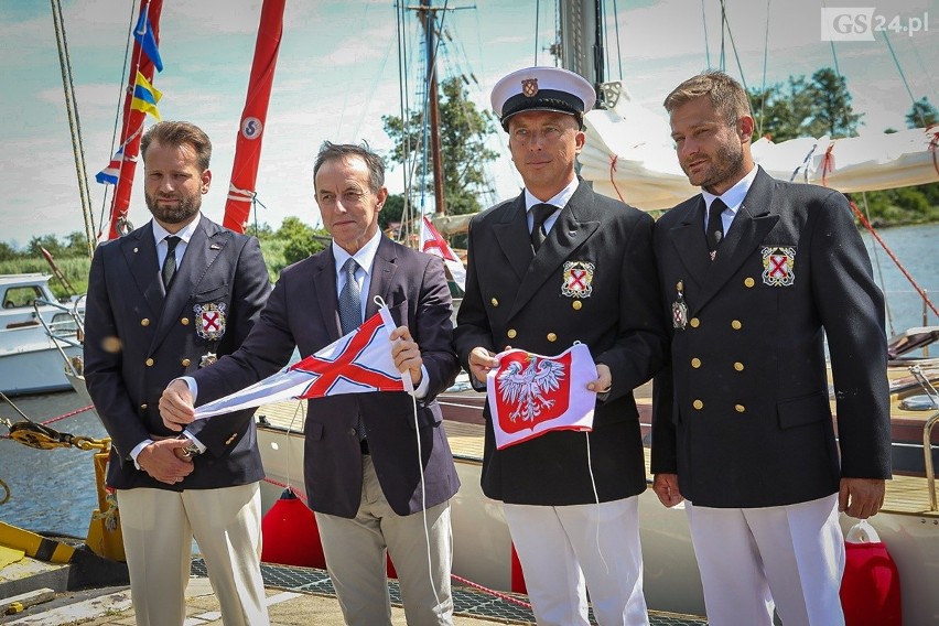 Podniesienie bandery legendarnego jachtu Polonez. Kapitan Baranowski opłynął nim świat