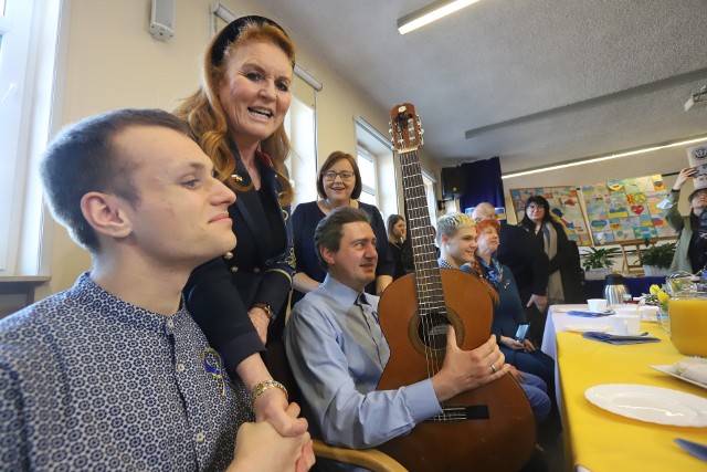 Księżna Yorku Sarah Ferguson odwiedziła uczniów z Ukrainy w dąbrowskim ośrodku. Zobacz kolejne zdjęcia/plansze. Przesuwaj zdjęcia w prawo - naciśnij strzałkę lub przycisk NASTĘPNE