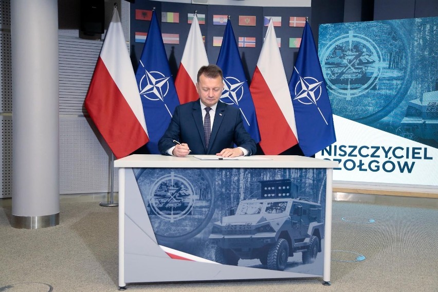 Minister Mariusz Błaszczak podczas podpisania umowy....