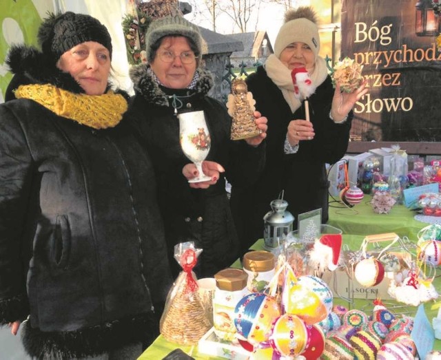 Kazimiera Starzycka, Albina Owca i Krystyna Jędrzejowska prezentują ozdoby świąteczne, które same przygotowały