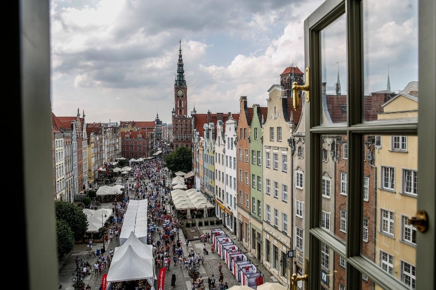 Obecną nawierzchnię ul. Długi Targ stanowią zarówno płyty...