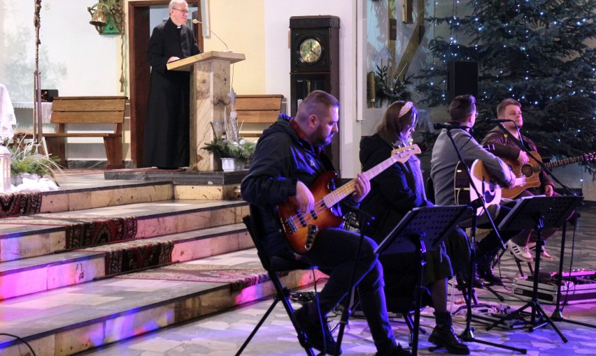 Koncert kolęd w wykonaniu zespołu „Sanctus” w parafii na Strzemięcinie w Grudziądzu. Zobacz zdjęcia