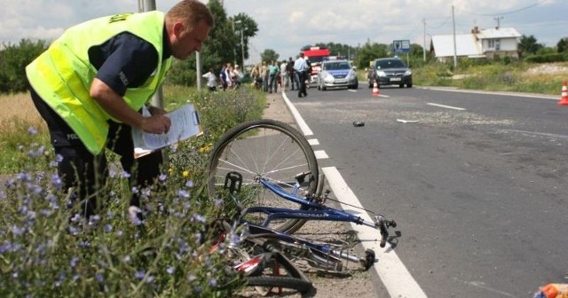 49-letnia rowerzystka zginęła na miejscu. Do zdarzenia doszło na prostym odcinku drogi.