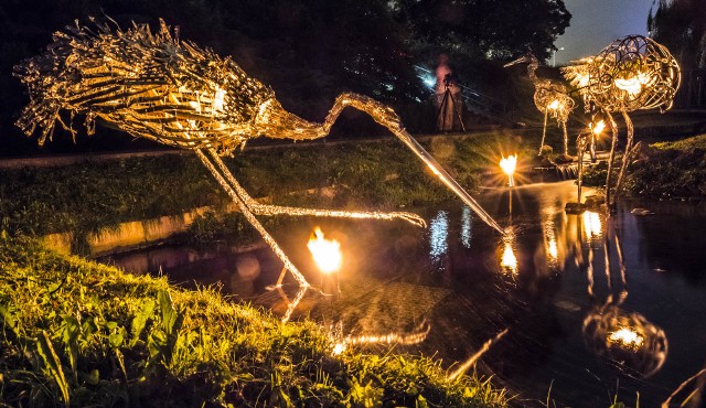 W ubiegłym roku podczas festiwalu świateł w Dolinie Marzeń zaprezentowano pełna uroku instalację „Płomienie życia”. W tym roku zobaczymy tam projekcję o Marsie.