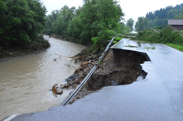 Tak wyglądała Stradomka rok temu, kiedy woda już opadła. Wcześniej wezbrany nurt rzeki zerwał połowę drogi powiatowej w Krzesławicach. Mniej więcej w tym miejscu miałby powstać zbiornik retencyjny