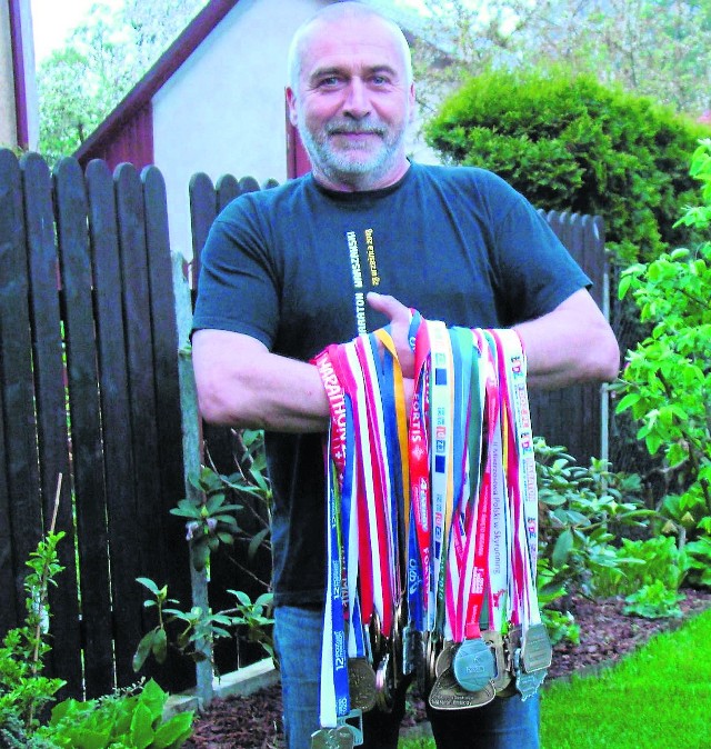 Andrzej Obstarczyk, biegacz z Oświęcimia, z częścią swoich pamiątkowych medali przywiezionych z imprez rozgrywanych w Polsce i poza granicami kraju. Zanosi się, że ta jego kolekcja będzie dalej rosła.