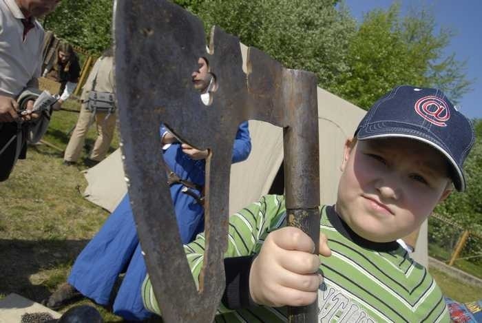 Pokazy walk rycerskich, uzbrojenia i tanców byly atrakcją...