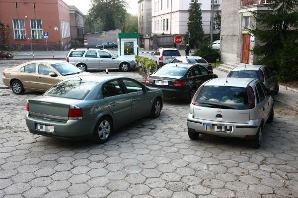 Pracownicy szpitala zupełnie zablokowali wyjazd z parkingu. W ten sposób protestują przeciwko wprowadzeniu dodatkowych opłat za parkowanie.