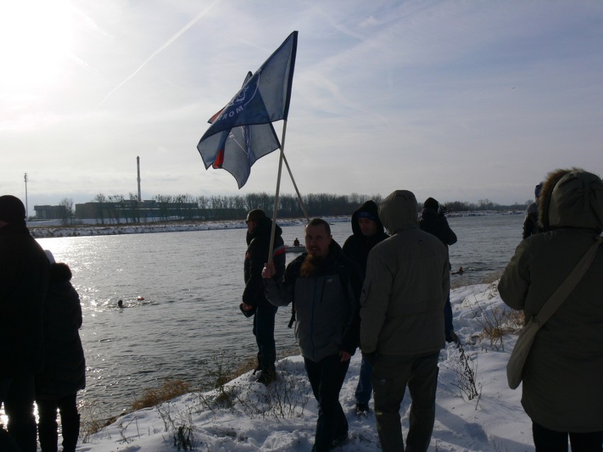 47 uczestników IV Zimowej Przeprawy Wisły Wpław w Sandomierzu. Morsom nie przeszkodził śnieg i zimny wiatr